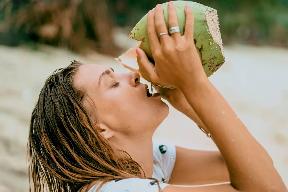 Artikel kali ini membahas mengenai beberapa manfaat air kelapa yang baik untuk kesehatan tubuh manusia.