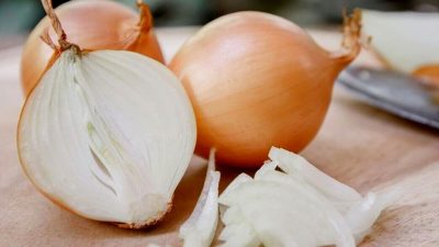 Artikel kali ini membahas mengenai beberapa manfaat bawang bombay dalam masakan Anda yang ternyata sangat baik untuk kesehatan.