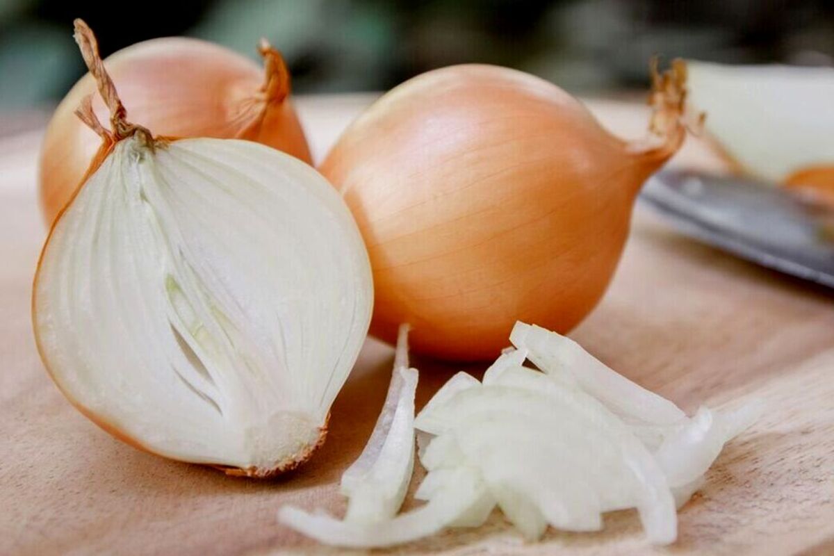 Artikel kali ini membahas mengenai beberapa manfaat bawang bombay dalam masakan Anda yang ternyata sangat baik untuk kesehatan.