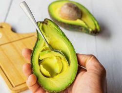 Artikel ini membahas mengenai beberapa rekomendasi buah berkalori tinggi untuk menambah berat badan dengan sehat.