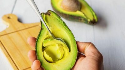 Artikel ini membahas mengenai beberapa rekomendasi buah berkalori tinggi untuk menambah berat badan dengan sehat.