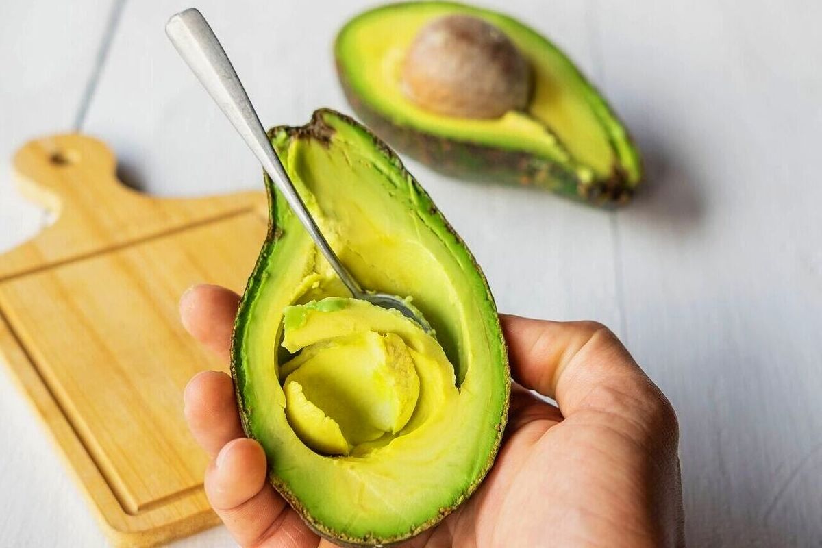 Artikel ini membahas mengenai beberapa rekomendasi buah berkalori tinggi untuk menambah berat badan dengan sehat.