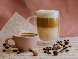 Perbedaan dari minuman cappuccino vs moccacino yang mungkin masih belum banyak orang ketahui terutama jika baru menyukai kopi.