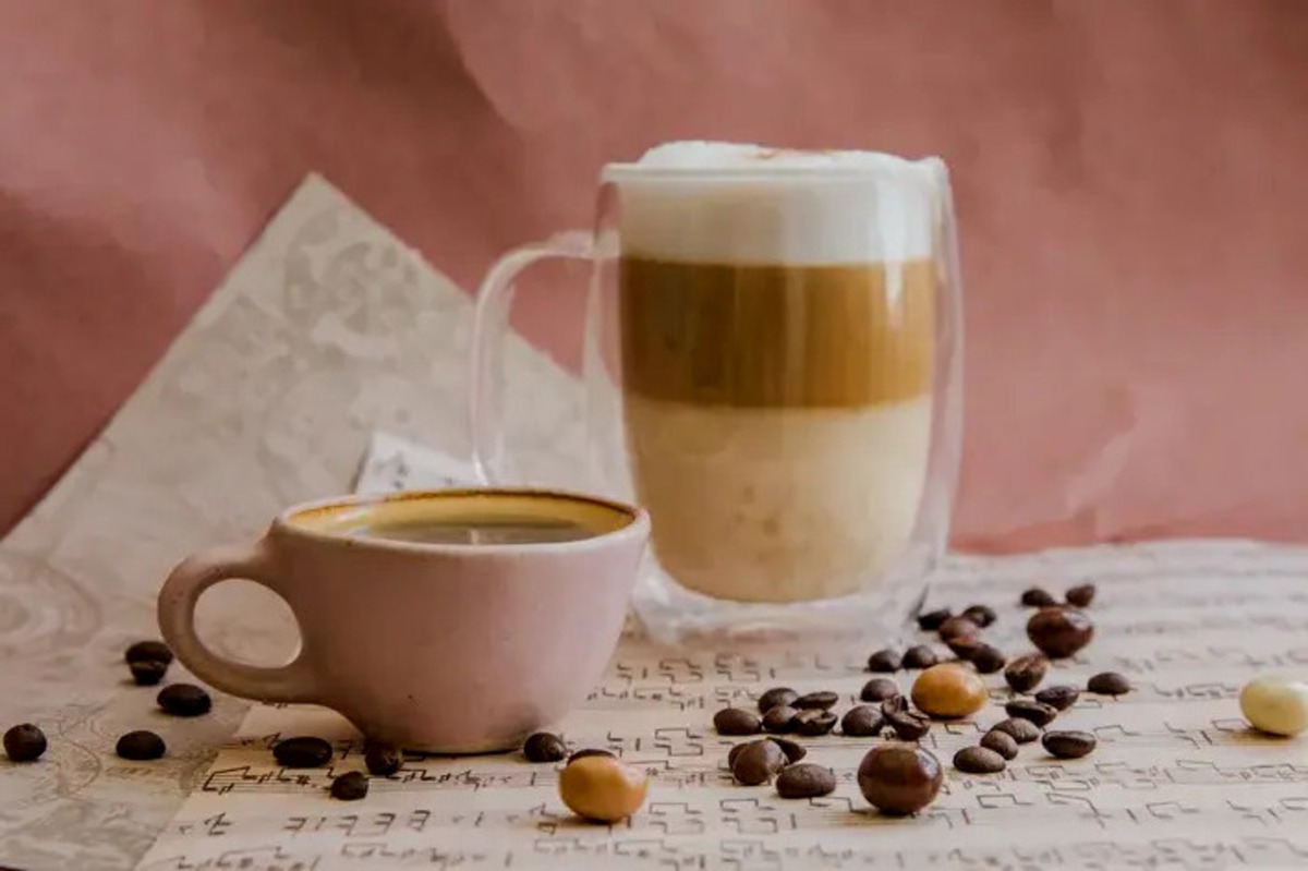 Perbedaan dari minuman cappuccino vs moccacino yang mungkin masih belum banyak orang ketahui terutama jika baru menyukai kopi.