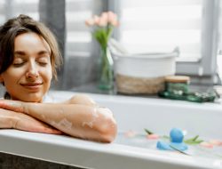 Artikel kali ini membahas mengenai beberapa manfaat mandi yang sangat baik untu menjaga kesehatan tubuh dan badan kita.