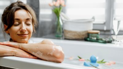 Artikel kali ini membahas mengenai beberapa manfaat mandi yang sangat baik untu menjaga kesehatan tubuh dan badan kita.