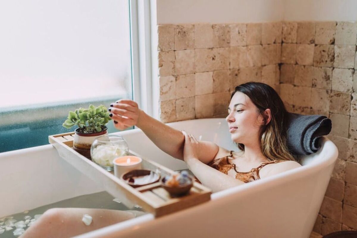 Artikel kali ini membahas mengenai beberapa manfaat me time yang sangat baik untuk kesehatan diri sendiri baik fisik maupun mental.