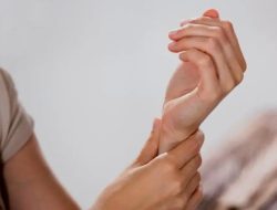 Artikel kali ini menjelaskan tentang beberapa tips dan cara merawat pergelangan tangan Anda yang cedera sebelum diperiksa ke dokter.