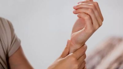 Artikel kali ini menjelaskan tentang beberapa tips dan cara merawat pergelangan tangan Anda yang cedera sebelum diperiksa ke dokter.