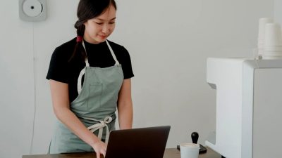 Artikel kali ini membahas mengenai beberapa manfaat bekerja paruh waktu bagi pelajar atau mahasiswa sambil kuliah.