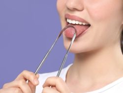 Artikel kali ini membahas mengenai beberapa manfaat membersihkan lidah yang baik untuk kesehatan Anda.