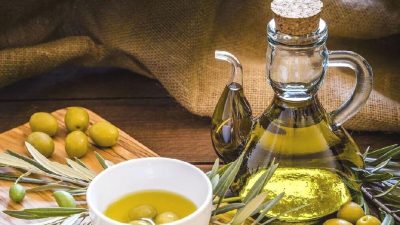 Artikel kali ini membahas mengenai beberapa manfaat minyak zaitun extra virgin yang baik untuk kesehatan baik dalam maupun luar.