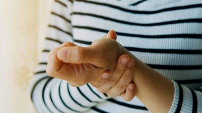 Artikel kali ini membahas tentang beberapa cara untuk meredakan nyeri pergelangan tangan sakit yang bisa Anda lakukan.