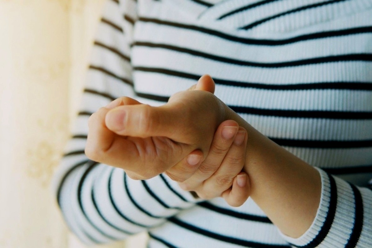 Artikel kali ini membahas tentang beberapa cara untuk meredakan nyeri pergelangan tangan sakit yang bisa Anda lakukan.