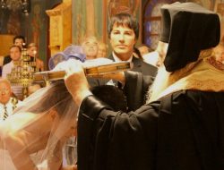 Artikel kali ini membahas mengenai 5 tradisi pernikahan unik dari seluruh dunia yang sangat menarik untuk dibahas.