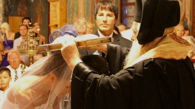 Artikel kali ini membahas mengenai 5 tradisi pernikahan unik dari seluruh dunia yang sangat menarik untuk dibahas.