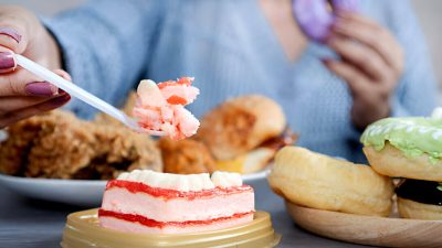 Artikel kali ini membahas mengenai beberapa cara untuk atasi kelelahan saat menstruasi dengan memakan berbagai jenis makanan.