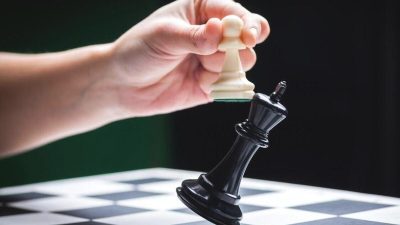 Artikel kali ini sangat menarik karena membahas mengenai beberapa manfaat bermain catur yang sangat baik untuk tubuh, otak, dan mental.