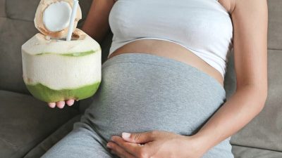 Sembilan manfaat minum air kelapa selama kehamilan secara detail yang dijelaskan oleh para ahli dan dikutip dari berbagai sumber.