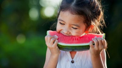 Artikel kali ini membahas mengenai beberapa manfaat semangka yang sangat bagus untuk kesehatan tubuh terutama pada anak-anak.