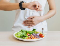 Artikel ini membahas tentang beberapa tips makan sehat yang baik untuk dilakukan terutama saat sedang diet.