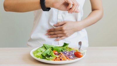 Artikel ini membahas tentang beberapa tips makan sehat yang baik untuk dilakukan terutama saat sedang diet.