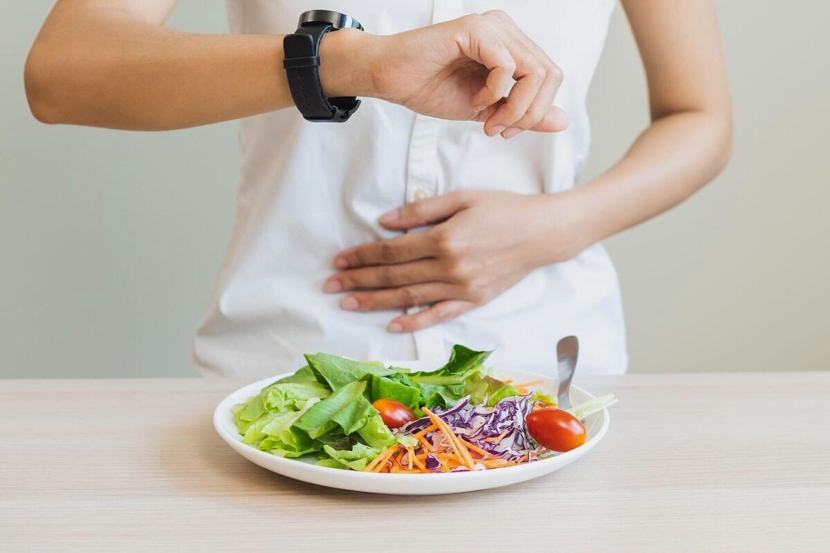 Artikel ini membahas tentang beberapa tips makan sehat yang baik untuk dilakukan terutama saat sedang diet.