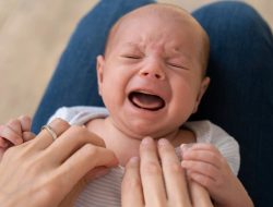 Artikel kali ini membahas mengenai beberapa tanda bayi tidak sehat yang harus orang tua terutama orang tua pemula pahami.