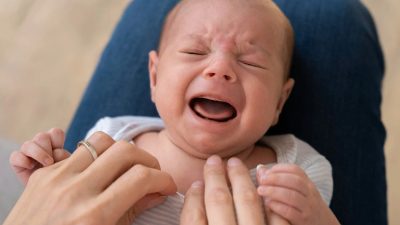 Artikel kali ini membahas mengenai beberapa tanda bayi tidak sehat yang harus orang tua terutama orang tua pemula pahami.