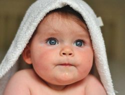 Artikel kali ini membahas tentang beberapa tips memandikan bayi newborn alias yang baru lahir, dijamin mudah dipahami untuk ibu baru.