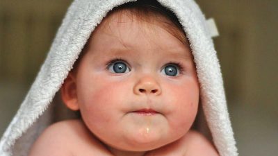 Artikel kali ini membahas tentang beberapa tips memandikan bayi newborn alias yang baru lahir, dijamin mudah dipahami untuk ibu baru.