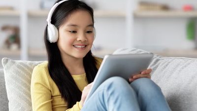 Artikel kali ini adalah membahas tentang beberapa alasan mendengarkan musik bisa membantu meringankan pekerjaan kita.