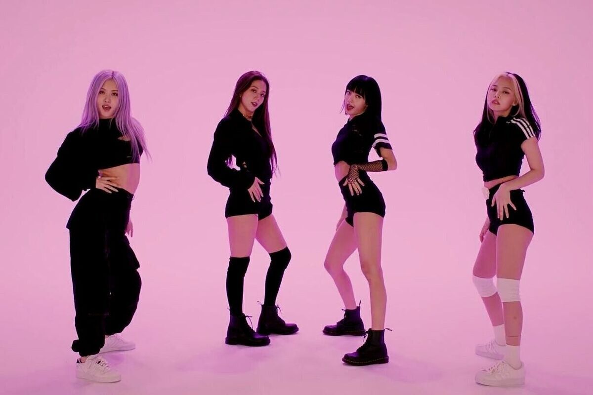 Artikel ini membahas tentang beberapa deretan lagu K-pop yang dilarang diputar di waktu tertentu terutama selama masa ujian di Korea.