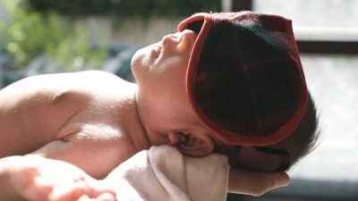 Artikel kali ini membahas mengenai beberapa manfaat berjemur untuk bayi yang harus dipahami orang tua terutama yang memiliki new born.