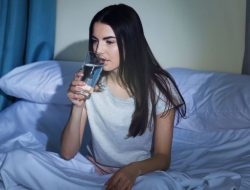 Artikel kali ini membahas mengenai beberapa manfaat minum 8 gelas air putih selama puasa ramadan terutama di waktu malam hari.