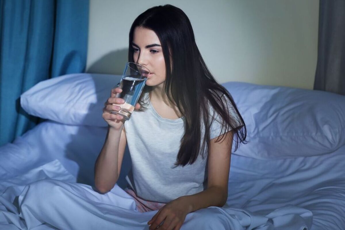 Artikel kali ini membahas mengenai beberapa manfaat minum 8 gelas air putih selama puasa ramadan terutama di waktu malam hari.