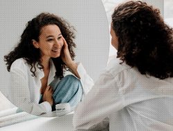 Artikel kali ini perlu untuk kita simak baik-baik karena membahas mengenai pentingnya mencintai diri sendiri.