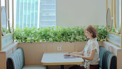 Artikel ini membahas mengenai beberapa alasan orang suka sendirian di kafe sementara disisi lain ada yang tidak nyaman sendirian di kafe.