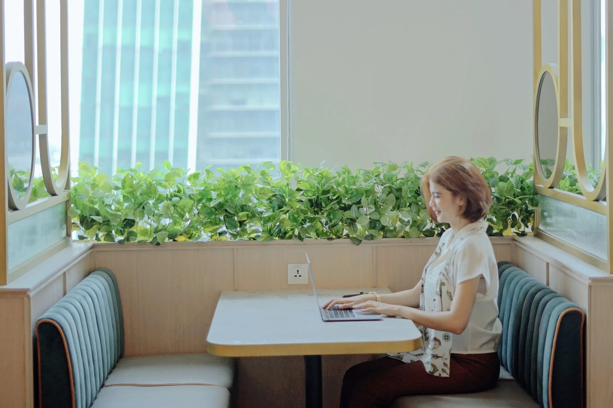 Artikel ini membahas mengenai beberapa alasan orang suka sendirian di kafe sementara disisi lain ada yang tidak nyaman sendirian di kafe.