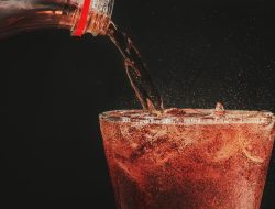 Artikel kali ini membahas mengenai beberapa resiko dan bahaya minum soda apabila terlalu sering dan melebihi batas wajar.