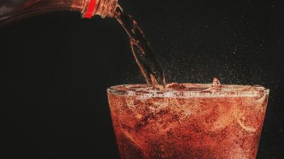 Artikel kali ini membahas mengenai beberapa resiko dan bahaya minum soda apabila terlalu sering dan melebihi batas wajar.