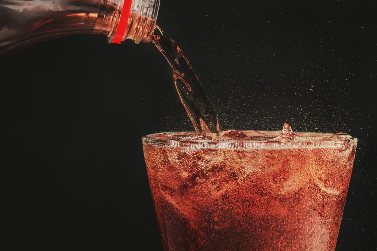 Artikel kali ini membahas mengenai beberapa resiko dan bahaya minum soda apabila terlalu sering dan melebihi batas wajar.