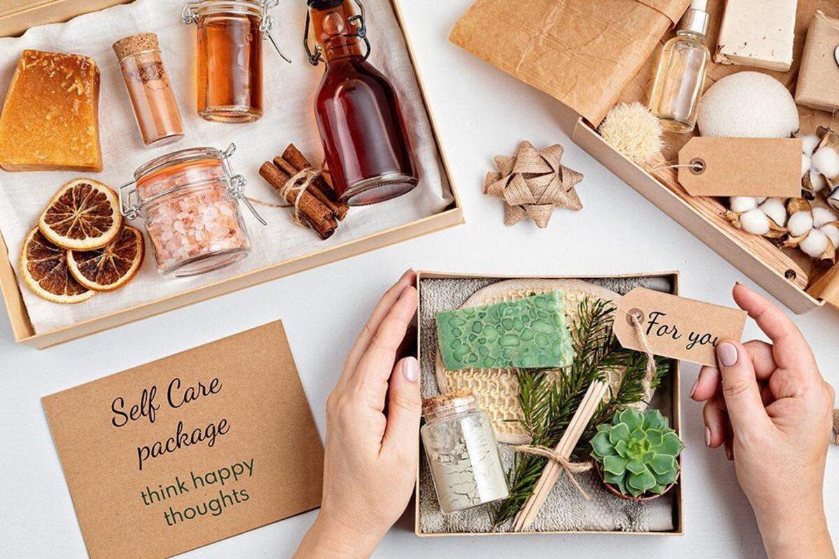 Artikel kali ini memberikan beberapa rekomendasi ide hampers unik yang antimaenstream untuk hadiah idul fitri yang berkesan.