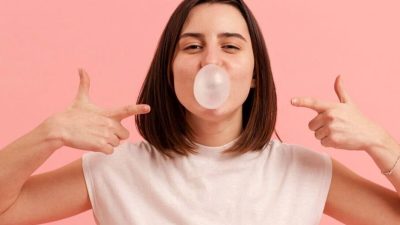 Artikel kali ini membahas mengenai beberapa manfaat mengunyah permen karet yang baik untuk kesehatan selama masih dalam batas wajar.