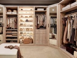 Artikel kali ini membahas mengenai beberapa alasan wanita merasa tidak punya pakaian di lemari walaupun kenyataannya punya banyak.