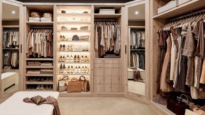 Artikel kali ini membahas mengenai beberapa alasan wanita merasa tidak punya pakaian di lemari walaupun kenyataannya punya banyak.