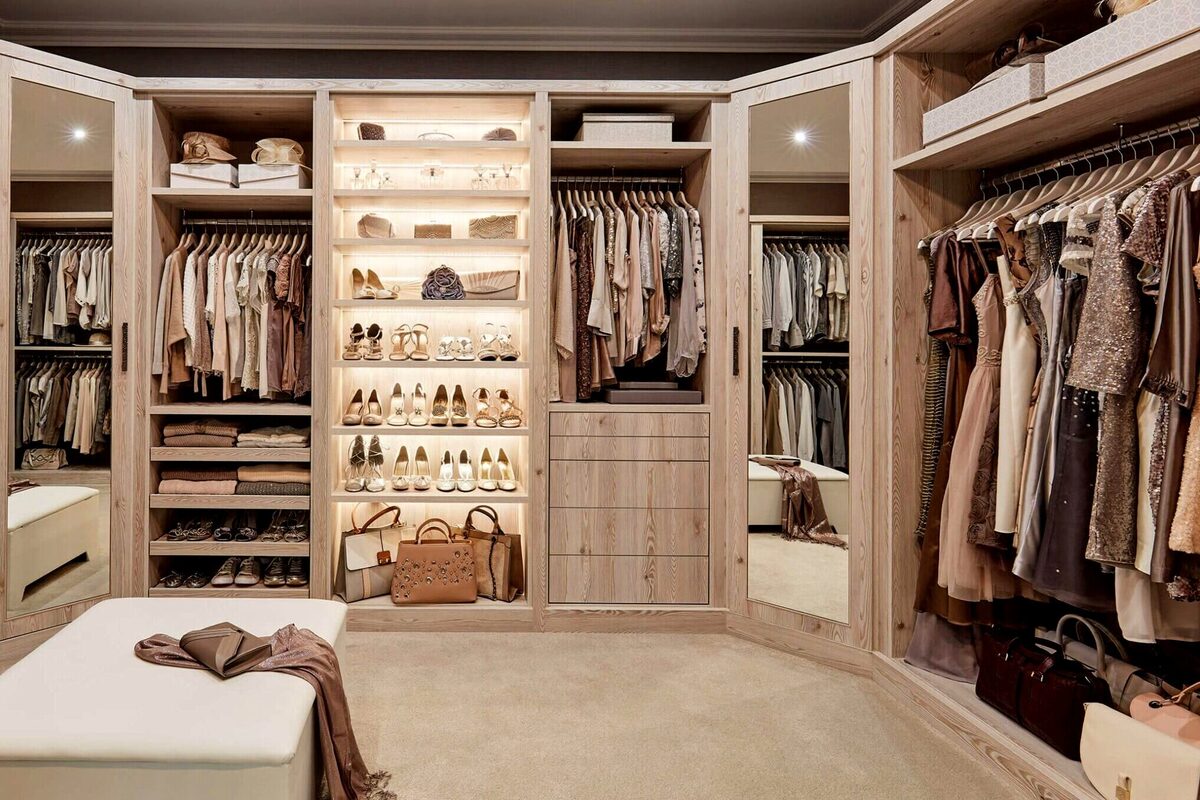 Artikel kali ini membahas mengenai beberapa alasan wanita merasa tidak punya pakaian di lemari walaupun kenyataannya punya banyak.