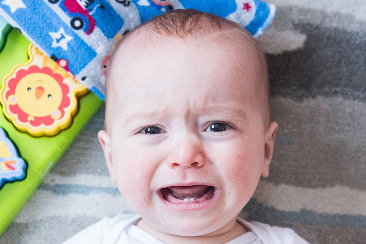 Artikel kali ini memabahas mengenai beberapa cara menangani bayi overstimulated untuk membantu para ibu baru.