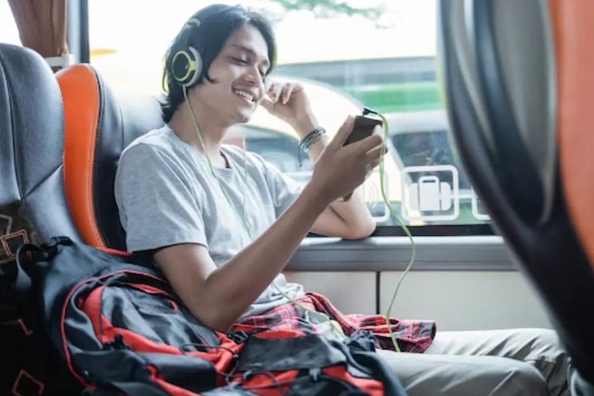 Artikel kali ini mengupas beberapa tips perjalanan jarak jauh agar selalu nyaman saat menggunakan transportasi darat dan umum.