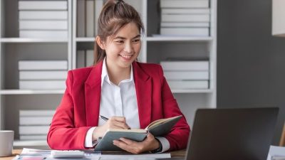 Artikel kali ini membahas mengenai apa itu Brand Director lengkap beserta apa saja kewajiban dan juga tugas-tugasnya.